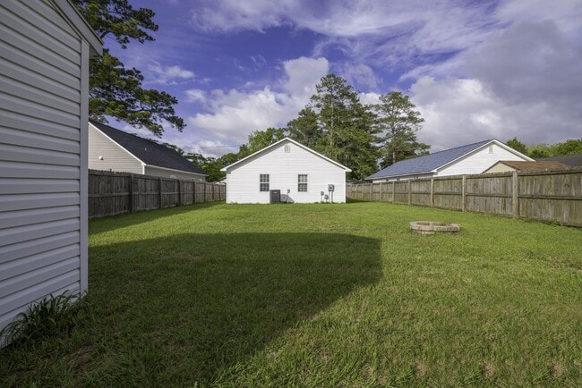 Building Photo - 3BR Home Near N. Marine Blvd with Fenced Backyard