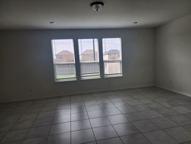 Building Photo - Spacious 4BR House in Converse