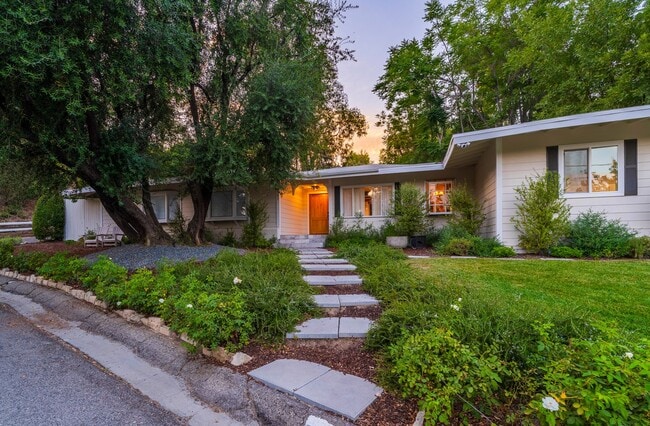 Building Photo - Beautiful Tarzana Rental!