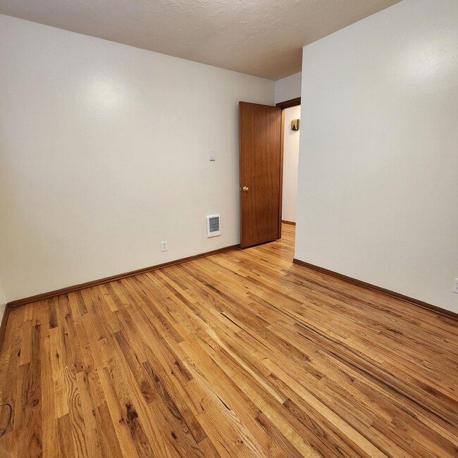 Building Photo - Cozy 1 Bed 1 Bath Duplex with W/S/G includ...