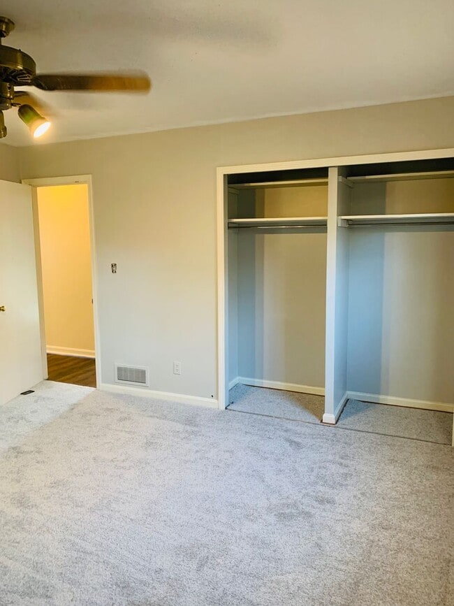 Building Photo - Spacious Three Bedroom/Three Bath Ranch in...