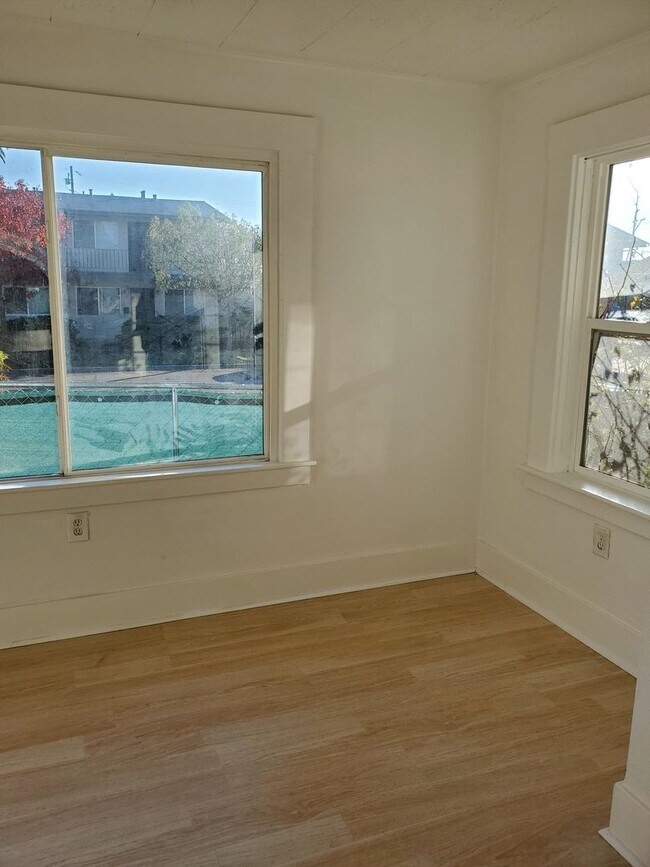 Building Photo - Downtown Charmer