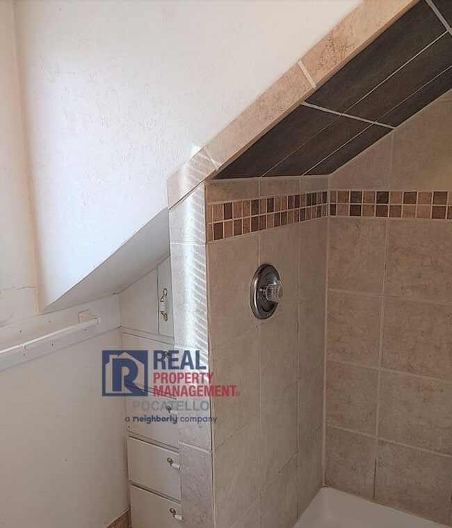 Building Photo - 517-519 E Cedar St