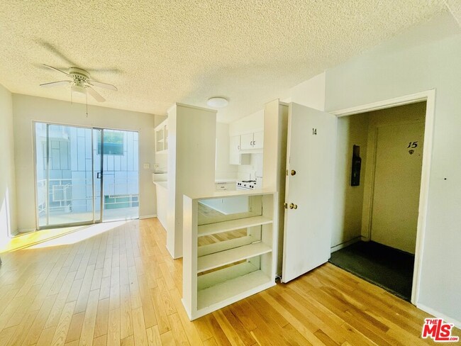 Building Photo - 941 N San Vicente Blvd