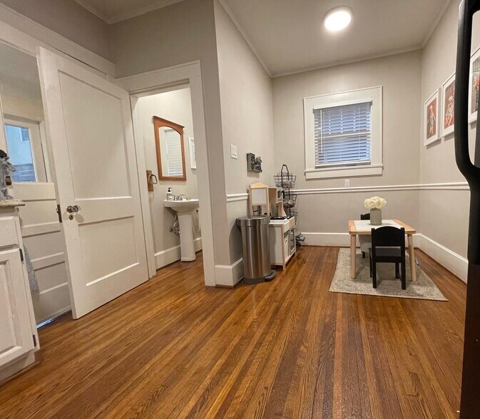 Breakfast Nook + 1/2 Bath - 904 Lexington Ave