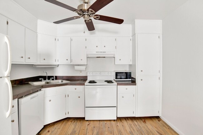 Building Photo - Modern Coastal Condo! View it today!