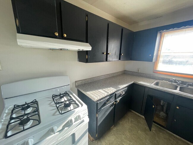 Building Photo - 2 Bedroom House