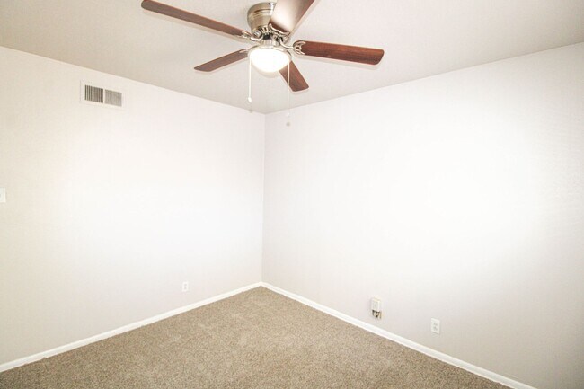 Building Photo - 1031 Fabulous Dr