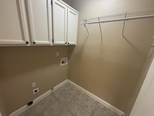 Building Photo - Available Now: 3 bed 2 bath home in Roseville
