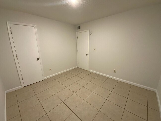 Building Photo - 211 Snead Dr