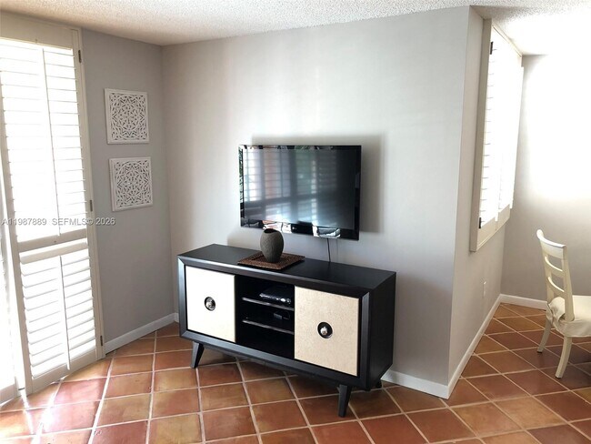 Building Photo - 19901 E Country Club Dr