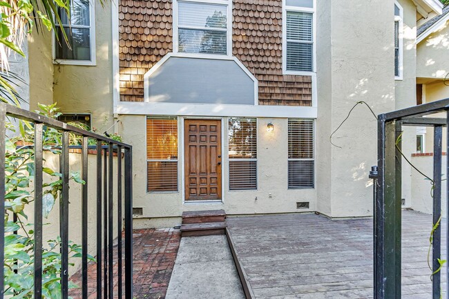 Building Photo - Elegant 3-Bedroom Home with Modern Upgrade...