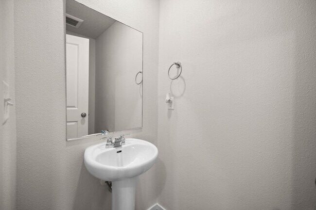 Building Photo - Beautiful 2022 Built Home With Views!