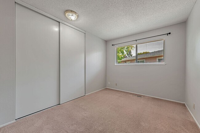 Building Photo - Vasona Court 625-627