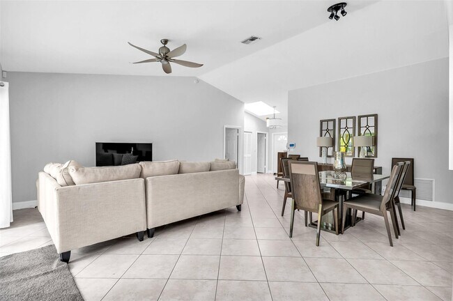 Building Photo - 7641 W Country Club Blvd