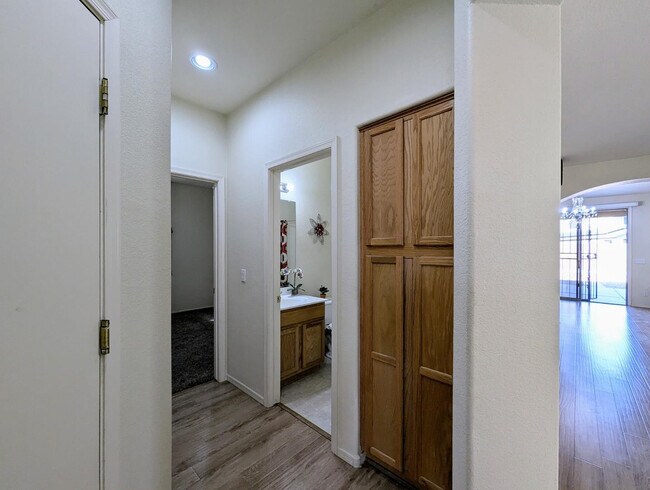 Building Photo - 5770 W Golden Ln