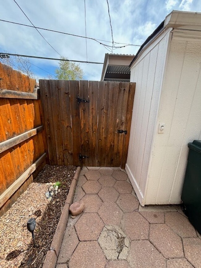 Building Photo - Updated 2 bd/3ba Townhome in Lakewood