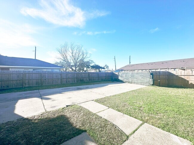 Building Photo - 15522 Baxter Ave