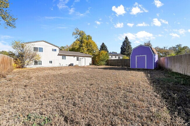 Building Photo - $1,900.00, 3-bed, 2-bath located in Colora...