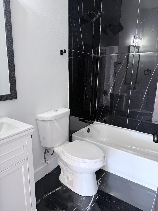 Building Photo - 828 E Main St