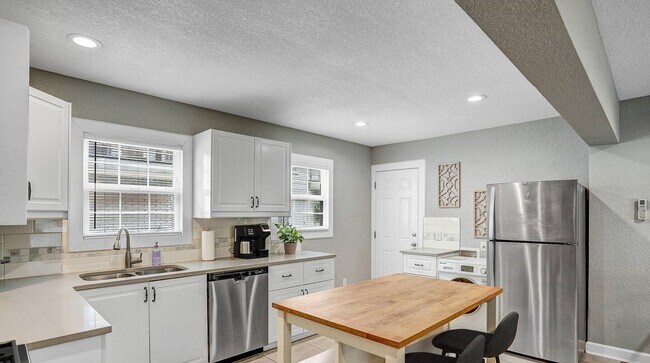 Building Photo - Charming 2-bedroom, 1-bathroom apartment!