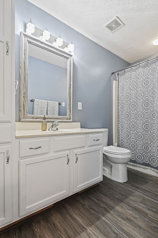 Building Photo - Bright & Spacious 3-Bedroom, 2 Full & 2 Half Bath in New Market