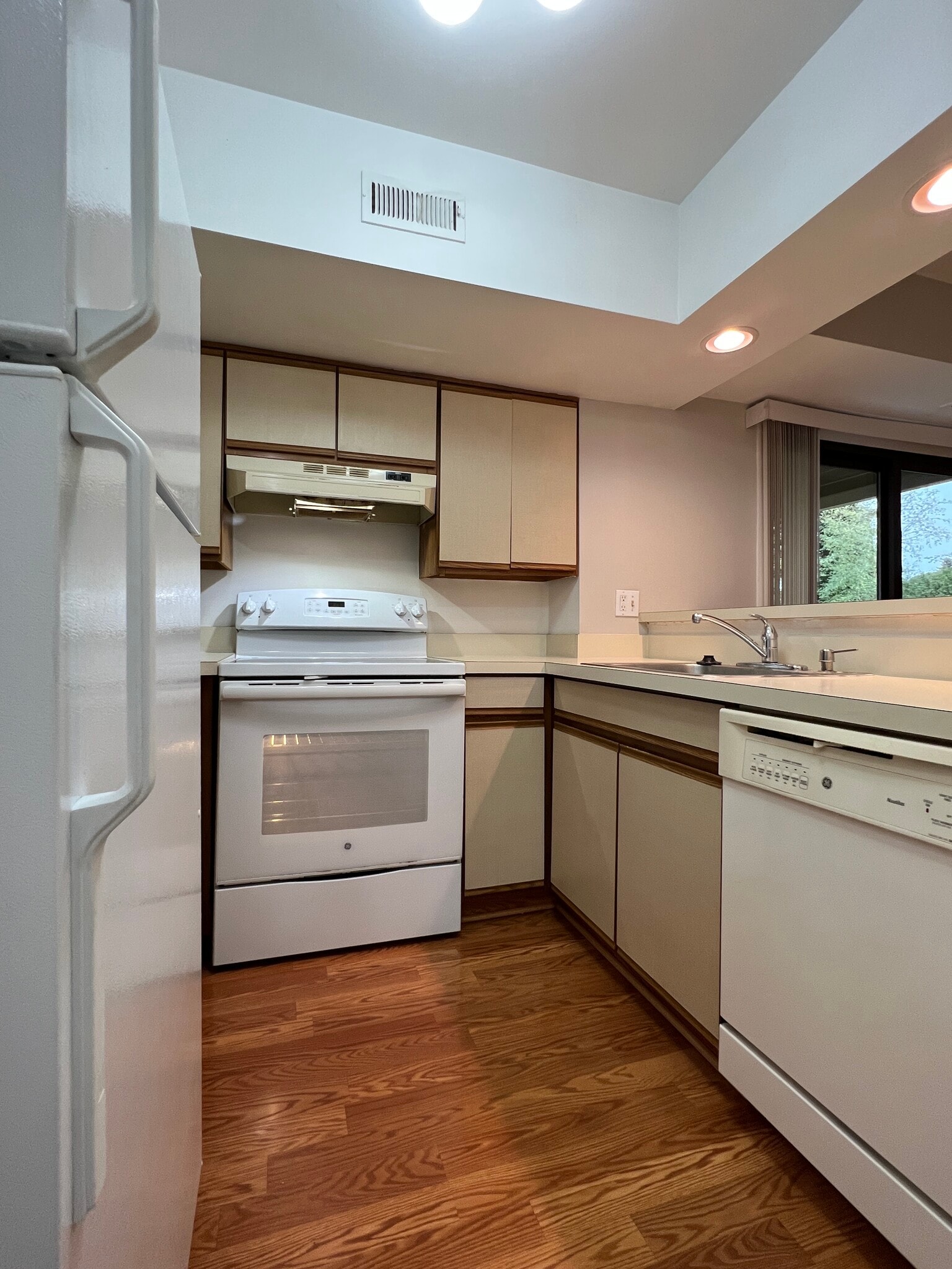 Kitchen - 225 Briarcrest