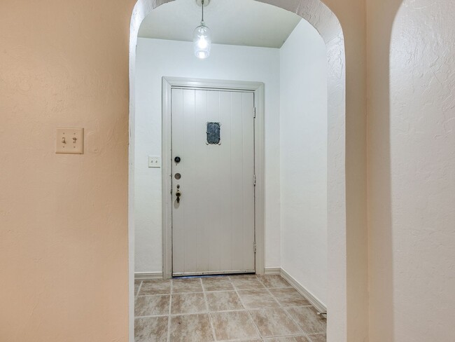 Building Photo - 2 Bed 1 Bath - Refrigerator Included - Urb...