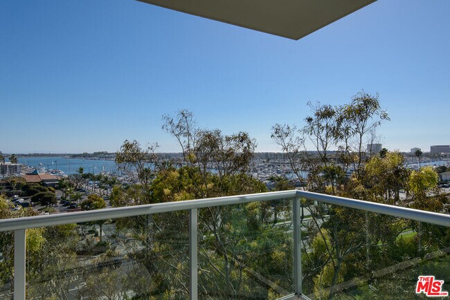 Building Photo - 13700 Marina Pointe Dr