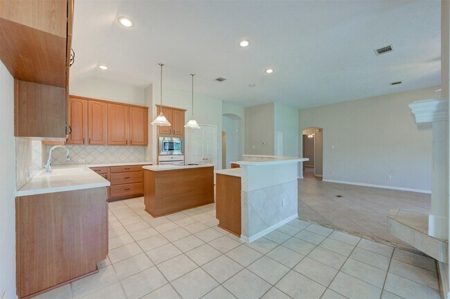 Building Photo - 9026 Robinhoods Well Dr
