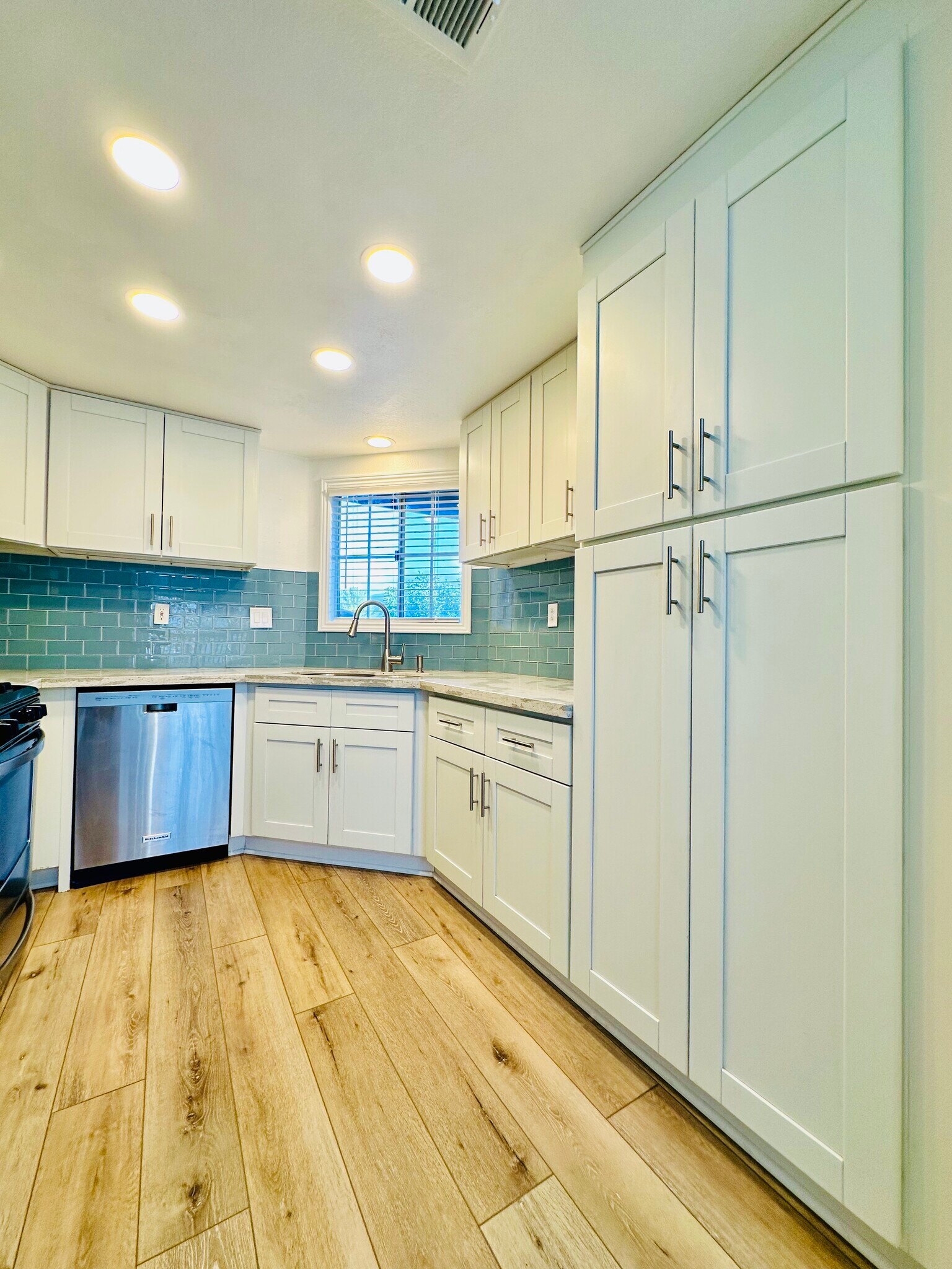 Building Photo - 10 Abrigo