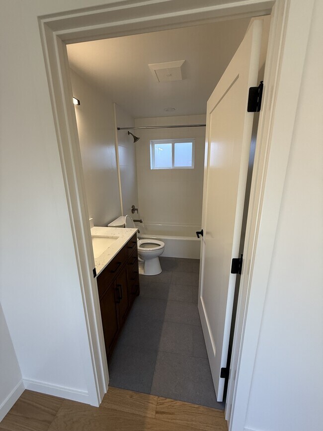 Building Photo - 1212 Chanticleer Ave