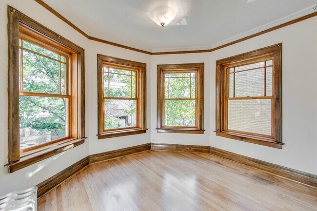 Building Photo - 1434 W Thorndale Ave