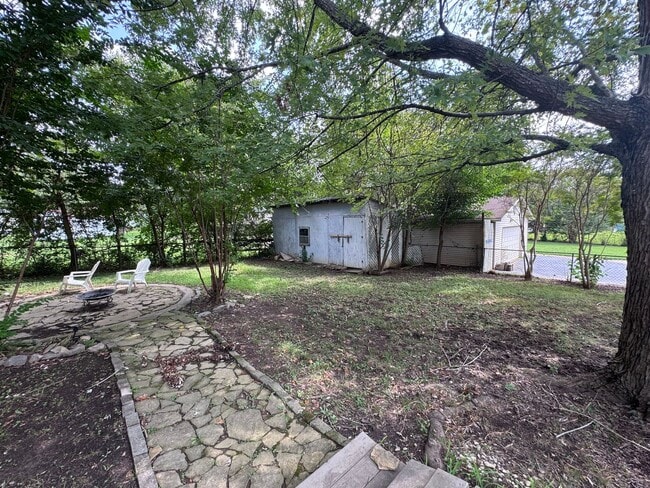 Building Photo - 1709 Oak Hill Dr S
