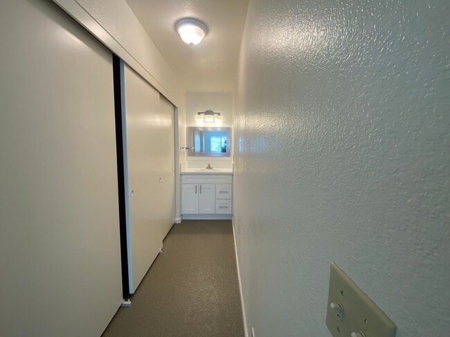 Building Photo - Garden Level Apartment - Completely Renovated!