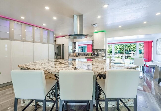 Building Photo - 2531 NE 47th St