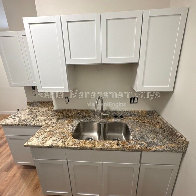 Building Photo - 2631 N Girard Ave