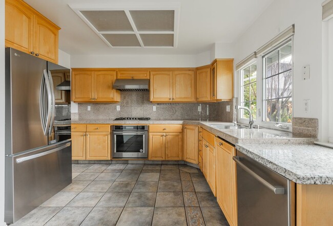 Building Photo - 1057 Iris Ave