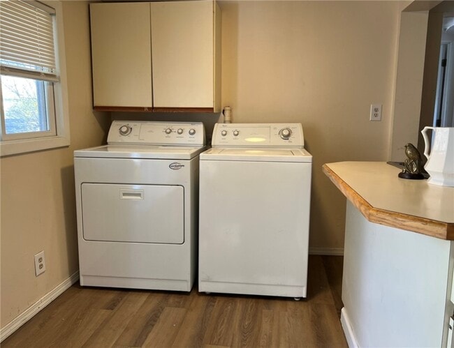 Building Photo - 404 Perry St