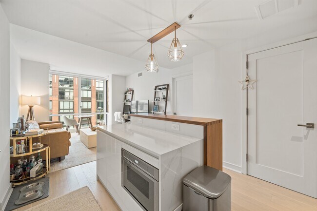 Building Photo - 1000 Maxwell Ln