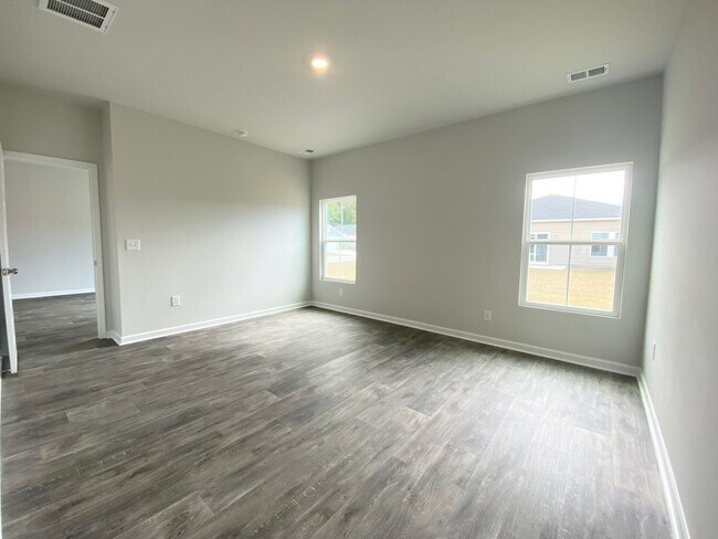Building Photo - LIKE NEW home in a new subdivision!