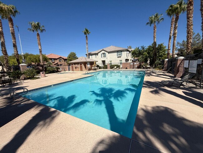 Building Photo - Beautiful 2-Story Townhome in Gated Area w...