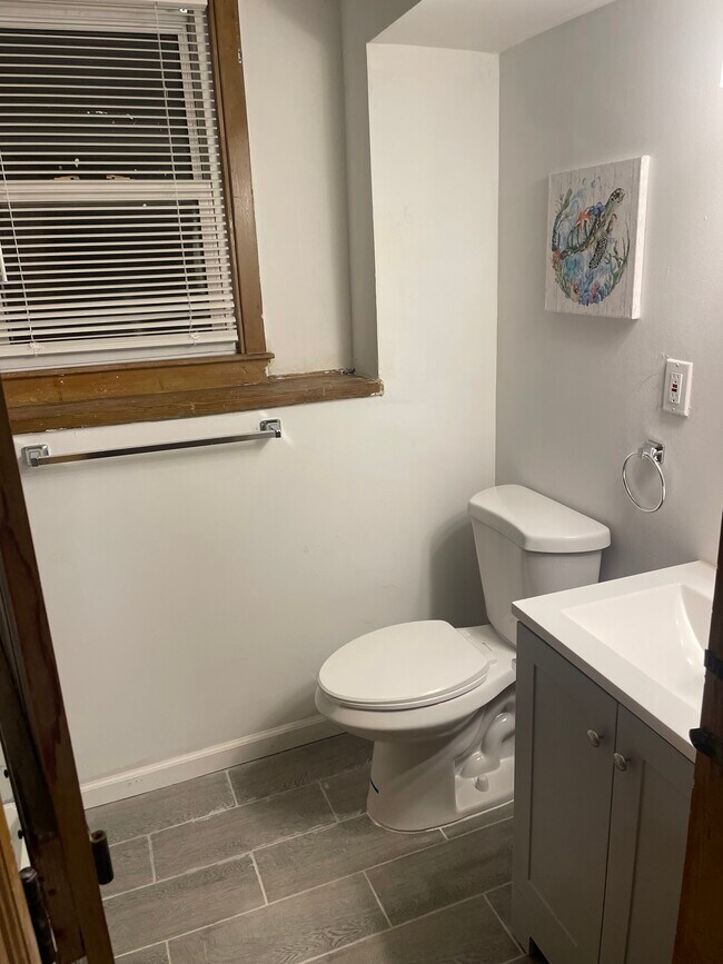 Full Bath - 91 Brown St