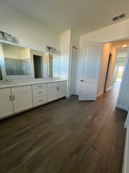 Main bath from shower - 8006 Lakes Edge Ln