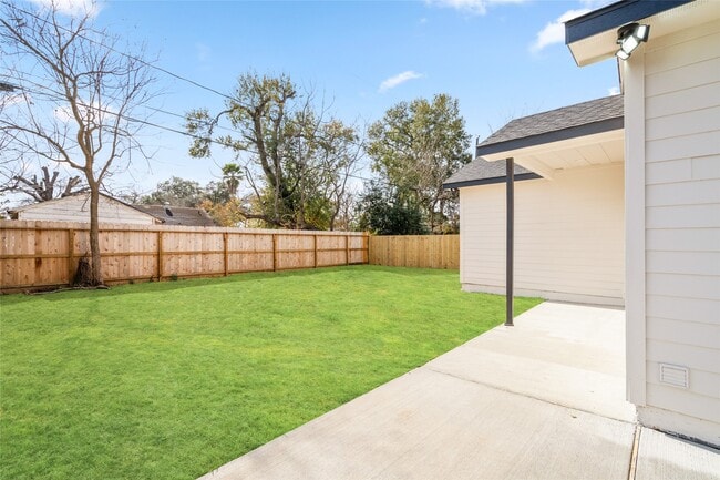 Building Photo - 8056 Meadowbrook Dr