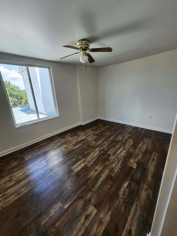 Building Photo - 126 E Main St