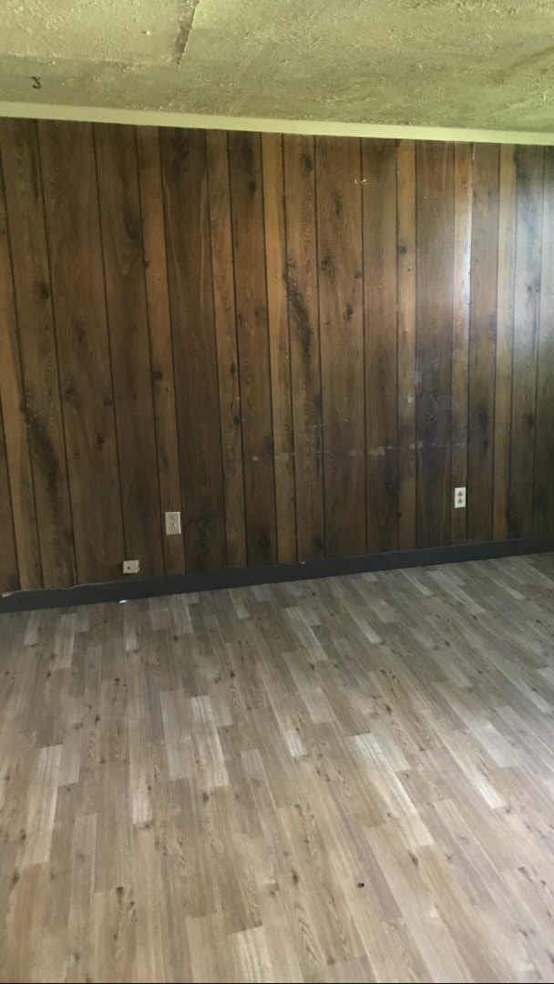 Building Photo - Two Bedroom St. Albans Apartment