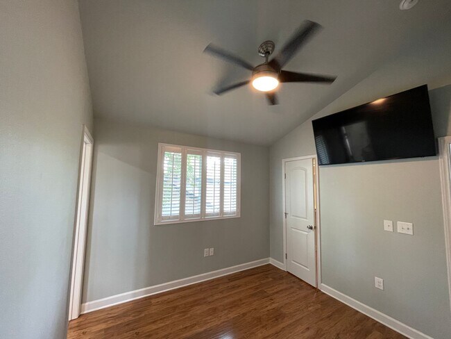 Building Photo - Amazing detached 2/2.5 duplex in Central Austin!!!