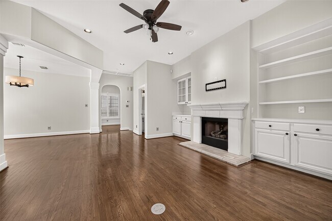 Building Photo - 6308 Schuler St