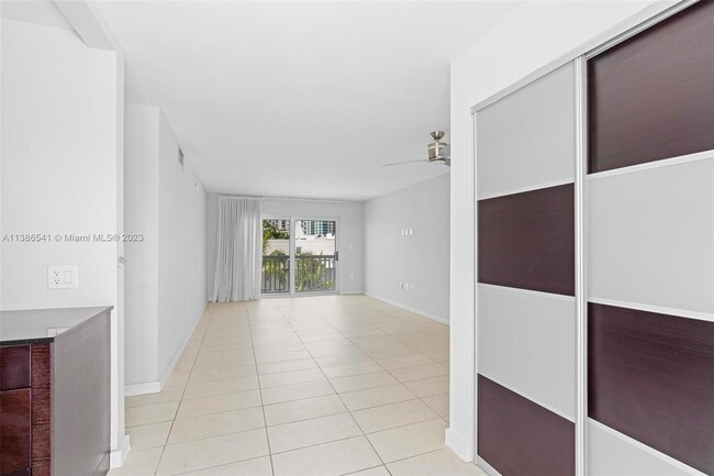 Primary Photo - 1357 Collins Ave